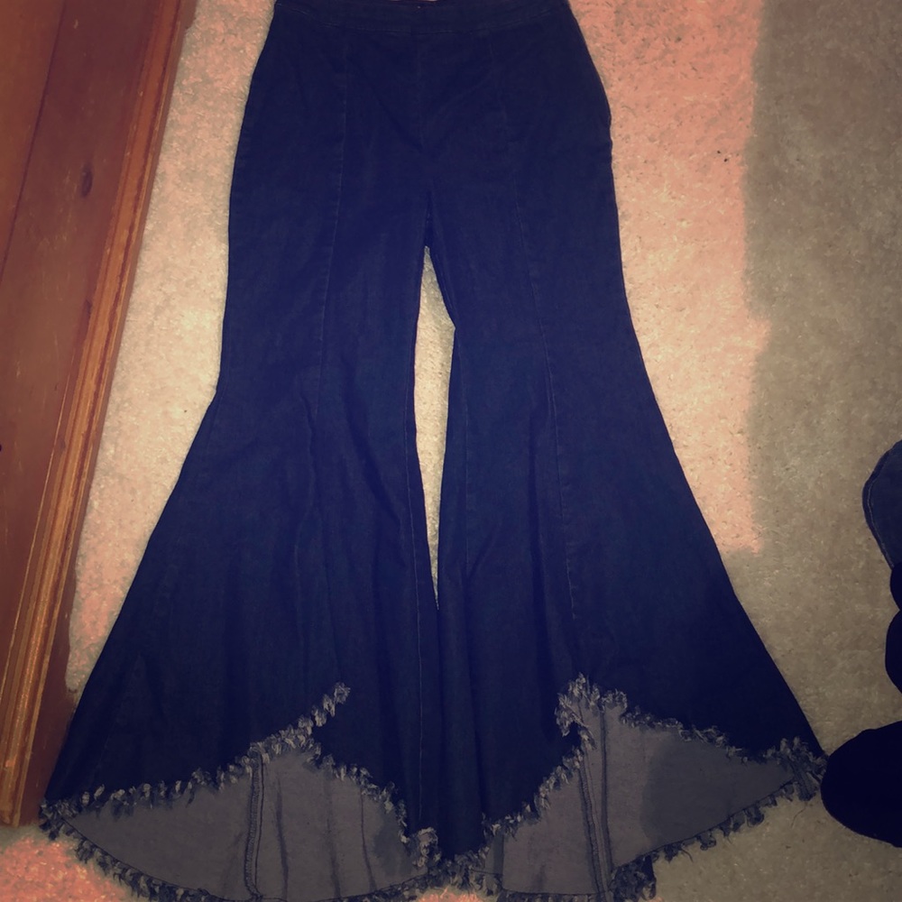 Extreme bell bottom jeans with textured flare